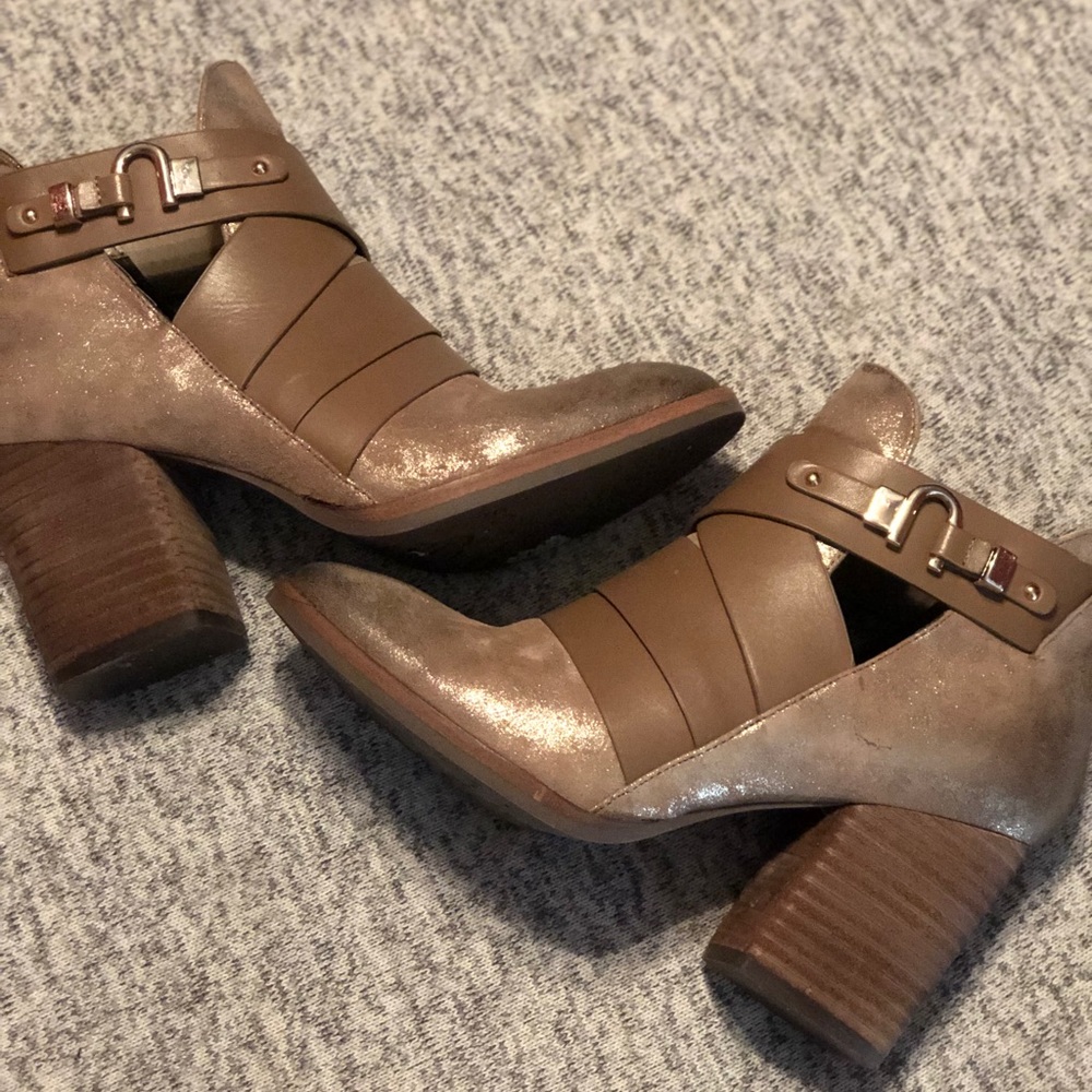 Woman’s ankle booties